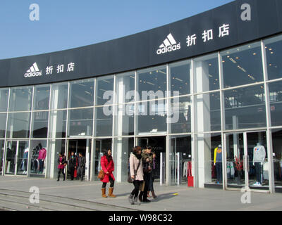 Käufer vorbei ein Adidas Discount Store in Shanghai, China, 25. Januar 2011. Adidas sagte steigende Nachfrage aus den USA, China und Russland Stockfoto
