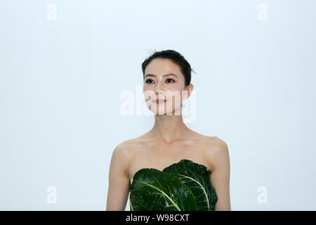 Chinesische Schauspielerin Gao Yuanyuan stellt in einem Kleid aus Kopfsalat und Kohlblätter während einer Veranstaltung organisiert von Menschen für die ethische Behandlung der Anima Stockfoto