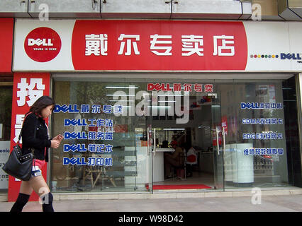 ---- Eine junge chinesische Frau geht vorbei an einem Dell Store in Nanjing City, East China Jiangsu Provinz, 29. April 2010. Zu seinen Marktanteil erhöhen Stockfoto