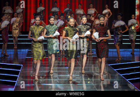 Modelle Kleider tragen mit chinesischen Elemente darstellen auf der Bühne während der 6 asiatischen Super Model Contest in Nanning, der Südwesten der Provinz Guangxi, 5 Sep Stockfoto