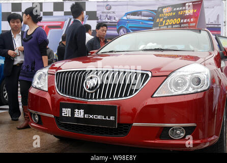 ------ Chinesischer Autokunden Blick an einem Buick Excelle, von Shanghai GM, das Joint Venture zwischen der SAIC und General Motors hergestellt, während ein Auto sho Stockfoto