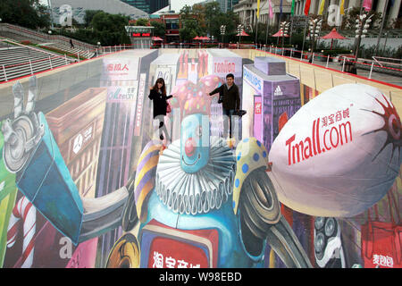 Besucher stehen auf einer riesigen 3D-boden Malerei unter dem Oriental Pearl TV Tower in der Lujiazui Finanzviertel in Pudong, Shanghai, China, 9 Novembe Stockfoto