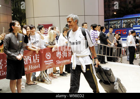 Jose Mourinho, Head Coach von Real Madrid, kommt im Sheraton Hotel in Guangzhou in Guangzhou City, South China Guangdong Provinz, 31. Juli 2011. Stockfoto