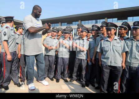 Ehemalige NBA-Superstar Shaquille ONeal reagiert auf chinesische Sicherheitskräfte eine werbeveranstaltung von Chinesischen sportswear Marke Li-Ning während seiner China tou Stockfoto