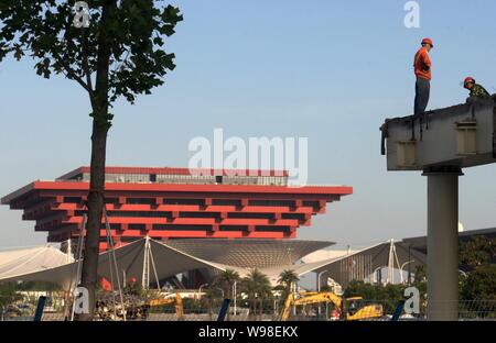 Arbeitnehmer werden gesehen, demolieren Pavillons auf der Zone B, der Expo 2010 in Shanghai, China, 19. Oktober 2011. Viele Arbeiter waren damit beschäftigt den Abriss ausländische Pa Stockfoto