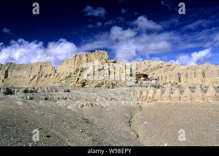 ---- Dieses undatierte Datei Foto zeigt die Landschaft von der Guge Dynastie Ruinen in der Präfektur Ngari Zanda County, im Südwesten von China Tibet autonomen Stockfoto