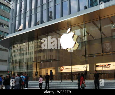 ---- Fußgänger vorbei an einem Apple Store in Shanghai, China, 18. September 2011. Apple Inc. sagte, China hat seinen größten Markt, nachdem die US werden Stockfoto