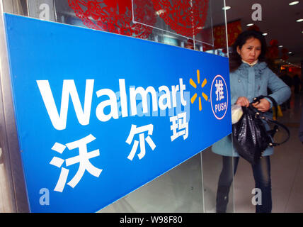 ---- Eine chinesische Shopper geht aus von einem Walmart Supermarkt in Shanghai, China, 27. Januar 2011. Wal-Mart Stores Inc., der Weltgrößte retaile Stockfoto