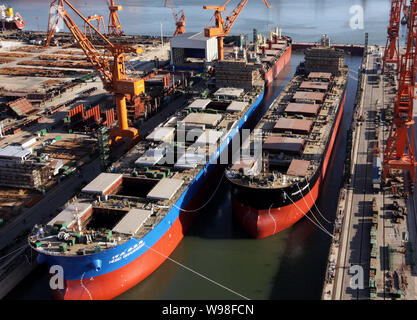 ---- Bulk cargo Schiffe werden auf der Werft von shanhaiguan Shipbuilding Industry Co., Ltd. in Qinhuangdao Stadt, North China Hebei provin gebaut Stockfoto