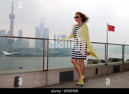 Mode Designerin Diane Von Furstenberg Posen für Fotos gegen die Skyline Pudongs Finanzdistrikt Lujiazui, Shanghai, China, 29. März 2011. Stockfoto