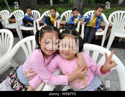 Ein Paar von zwei Mädchen und vier quadruplet Jungen sind dargestellt, während einer Pressekonferenz für die 8 Peking Zwillinge Cultural Festival in Peking, China, 12. Stockfoto