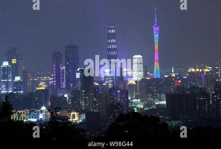 ------ Nacht Blick von Guangzhou mit dem 450 Meter hohen Canton Tower, dem höchsten, der Hauptstadt des südöstlichen China Guangdong Provinz, 15. Oktober 2010. Stockfoto