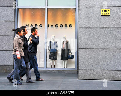 ---- Fußgänger vorbei an einem Geschäft von Marc Jacobs in Shanghai, China, 21. November 2010. Die Größe von China luxus Boom ist absolut unglaublich. Stockfoto