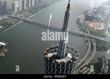 - - - - Arbeitnehmer werden gesehen, um den Aufbau der Welten höchsten Riesenrad auf der Oberseite des Canton Tower in Guangzhou City, South China Guangdong Provinz, 1. Stockfoto