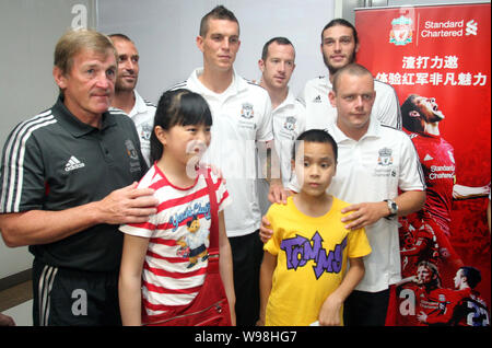 (Von links) Kenny Dalglish, Daniel Agger, Charlie Adam, und Jay Spearing von Liverpool Football Club abgebildet mit Fans in Guangzhou, Süd China Stockfoto