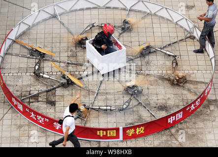 Chinesische Bauern Shu Mansheng, Mitte, Tests die Motoren seiner selbst gestalteten und hausgemachte fliegende Untertasse vor dem ersten Testflug vor seinem Ho Stockfoto