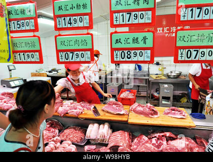 --FILE - ein chinesischer Kunde Geschäfte für Schweinefleisch und anderen Fleischerzeugnissen in einem Supermarkt in Zouping County, Binzhou City, East China Provinz Shandong, 28. Stockfoto