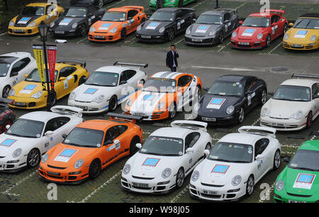 Porsche Fahrzeuge bei Xintiandi Plaza in Wuhan geparkt werden, Zentrale China Provinz Hubei, 30. September 2011. 50 Porsche Fahrzeuge wurden an Xintiandi Plaz geparkt Stockfoto