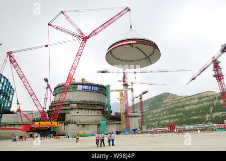 Die Kuppel einer Auffangvorrichtung Struktur wird gehisst der Taishan Kernkraftwerk in South China Guangdong Provinz nach oben, 23. Oktober 2011. Stockfoto