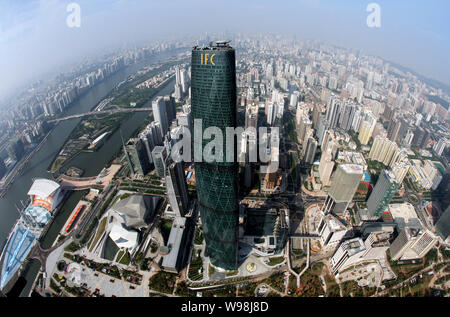 ------ Luftbild des Pearl River, der Guangzhou International Finance Center (IFC) und andere moderne Gebäude in Guangzhou City, South China Gu Stockfoto