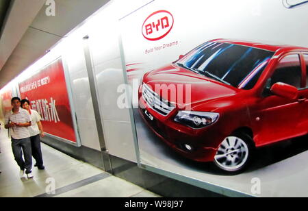 ---- Fußgänger vorbei an einer Werbung für BYD in Shanghai, China, 9. September 2011. China BYD Co die meisten schwankte Montag (14. November 2011) Stockfoto