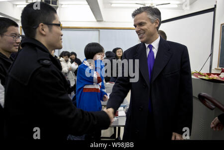 Jon Huntsman Jr. (rechts), der Botschafter der Vereinigten Staaten zu China, spricht mit chinesischen Studenten nach seiner Rede an der Hunan University in Changsha cit Stockfoto