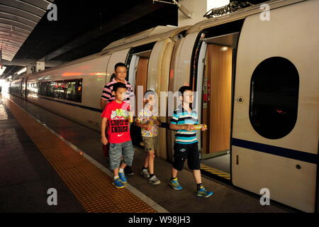 Die Passagiere sind im Bild außerhalb des Zuges G114 auf der Beijing-Shanghai high-speed rail line, die für drei Stunden Verspätung, in Peking, China, Stockfoto