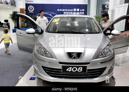 ------ Chinesische Autokäufer am Peugeot 408, ein Peugeot Autohaus in Guiyang City, im Südwesten Chinas Provinz Guizhou, 11. Juli 2011. Auto Sal Stockfoto