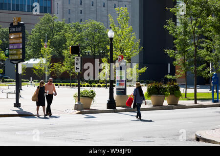 Fußgänger überqueren einer Straße der Innenstadt in Fort Wayne, Indiana, USA. Stockfoto