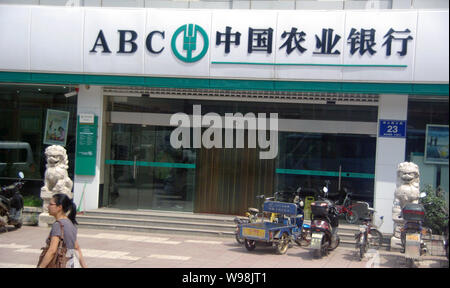 ---- Eine chinesische Frau geht vorbei an einem Zweig der Landwirtschaftlichen Bank von China in Nanjing City, East China Jiangsu Provinz, 5. September 2010. Landwirtschaftliche Erzeug Stockfoto