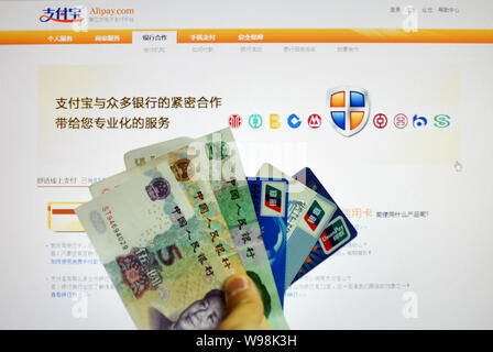 ---- Auf der Website der On-line-Zahlung Betreiber Alipay.com, chinesische Währung und Bankkarten abgebildet sind in Peking, China, 25. Mai 2011. Alibaba Grou Stockfoto