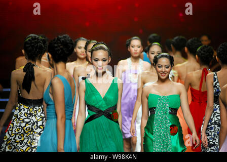 Modelle Kleider tragen mit chinesischen Elemente darstellen auf der Bühne während der 6 asiatischen Super Model Contest in Nanning, der Südwesten der Provinz Guangxi, 5 Sep Stockfoto