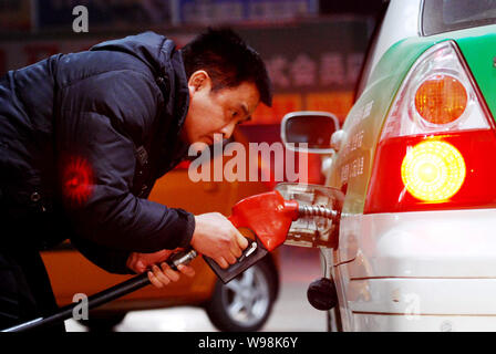 Einem chinesischen Taxifahrer tankt sein Auto an einer Tankstelle in Conghua City, East China Provinz Jiangxi, 19. Februar 2011. China, Asias größte öl Co Stockfoto