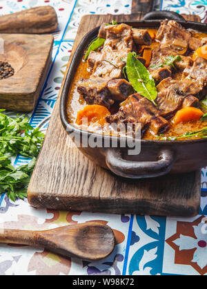 Bourguignon Rindfleisch Rippen geschmort mit Zwiebel, Karotte in Rotwein Stockfoto