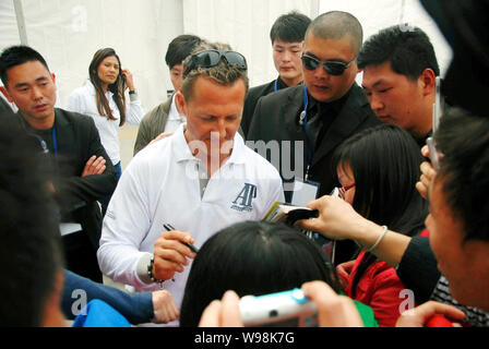 Deutsche F1-Rennfahrer Michael Schumacher der Mercedes GP Team Anzeichen für Fans nach Ankunft auf dem Shanghai International Circuit in Shanghai, China, 13. Stockfoto