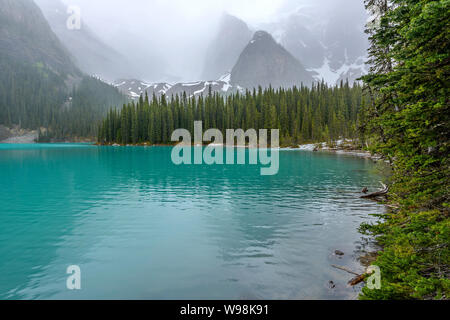 Südende des Lake Moraine - eine verschneite und nebliger Frühlingstag Aussicht auf South Ende des bunten Moraine Lake, Banff National Park, Alberta, Kanada. Stockfoto