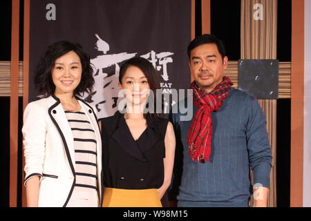 China Schauspielerin Yan Ni (L), China Schauspielerin Zhou Xun (C) und Hong Kong Schauspieler Sean Andy sind dargestellt, während einer Pressekonferenz für den neuen Film, die tolle Stockfoto