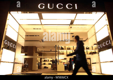 ---- Ein Fußgänger geht Vergangenheit eine Gucci Store in Shanghai, China, 14. Oktober 2011. Nach Berichten in den chinesischen Medien, Gucci China hat m. Stockfoto