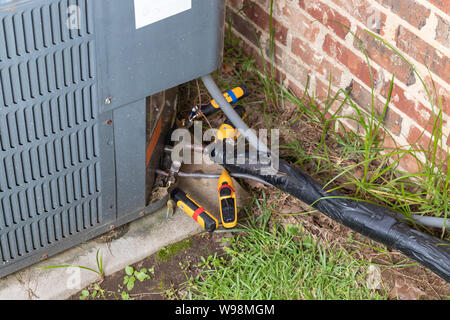 Air Conidtioner Wartung mit Temperaturfühler durchgeführt wird, und Manometer Stockfoto