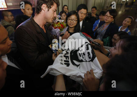 Pensionierter russischer Tennisspieler Marat Safin (C) Autogramme für die Fans in Peking, China, 29. September 2011. Stockfoto