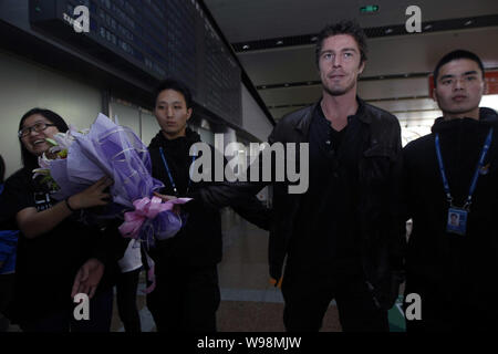 Pensionierter russischer Tennisspieler Marat Safin (2. rechts) stellt mit Fans in Peking, China, 29. September 2011. Stockfoto