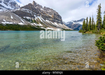 Bow Lake - ein Frühling Blick auf den kristallklaren und bunten Bow Lake an der Basis der Crowfoot Mountain, Banff National Park, Alberta, Kanada. Stockfoto