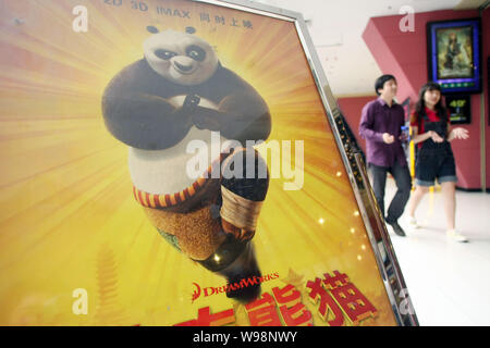 Anwohner vorbei ein Poster von Kung Fu Panda 2 an einem Filmtheater in Shanghai, China, 1. Juni 2011. Kung Fu Panda 2 hat bereits über 10 erwarb Stockfoto