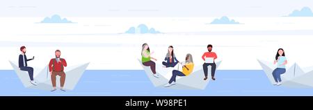 Menschen schweben auf Papier Boot mix Rennen Männer Frauen Verwendung von Minianwendungen, die zusammen reisen Digitale sucht Surfen im Konzept der horizontalen flachen in voller Länge Stock Vektor