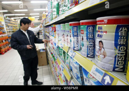 --FILE - ein chinesischer Kunde Geschäfte für Nestle Milchpulver in einem Supermarkt in Shanghai, China, 18. April 2011. Schweizer Essen und Trinken riesige Nestle SA Stockfoto