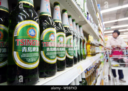 ------ Flaschen Tsingtao Bier sind für den Verkauf in einem Supermarkt in Nantong City, East China Jiangsu Provinz, 8. April 2011. Tsingtao Brewery Co., Ch Stockfoto