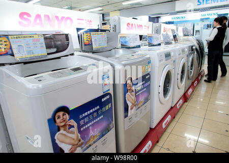 ------ Sanyo Waschmaschinen sind zum Verkauf an einer Home Appliance Store in Shanghai, China, 23. März 2011. Der chinesischen Elektronik- und Haushaltsgeräte ret Stockfoto