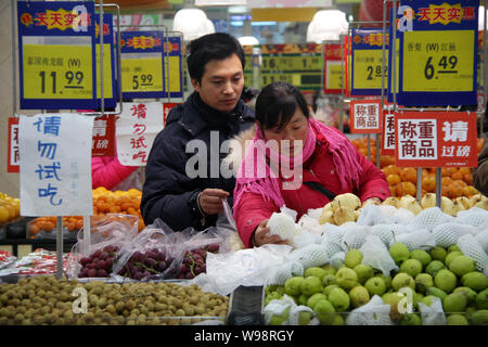 Die chinesischen Verbraucher shop für Früchte in einem Supermarkt in Nantong City, East China Jiangsu Provinz, 20. Januar 2011. China Wirtschaft erweitert 10,3 Pro Stockfoto