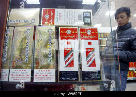 Ein chinesischer Kunde Geschäfte für Kweichow Moutai liquor in einem Supermarkt in Shanghai, China, 4. Januar 2011. Kweichow Moutai Co Ltd, China größten liqu Stockfoto