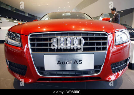 ------ Chinesischer Autokunden Blick auf den Audi A5 mit einem Audi Dealership in Shanghai, China, 5. Januar 2011. Volkswagen AGs Audi Division ausverkauft Daimle Stockfoto